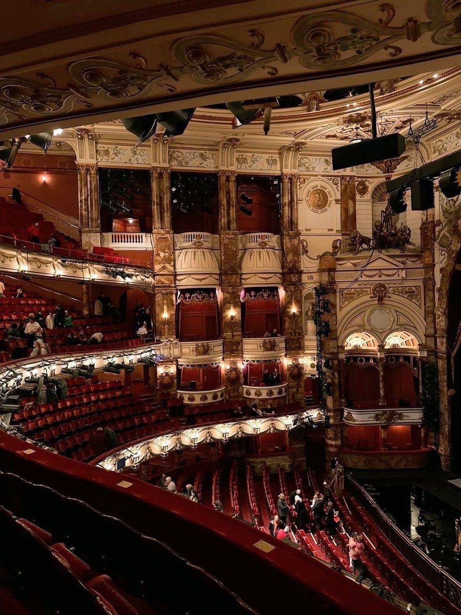 classyladylife's tweet photo. opera night ✨ https://t.co/c7tvfZGE39