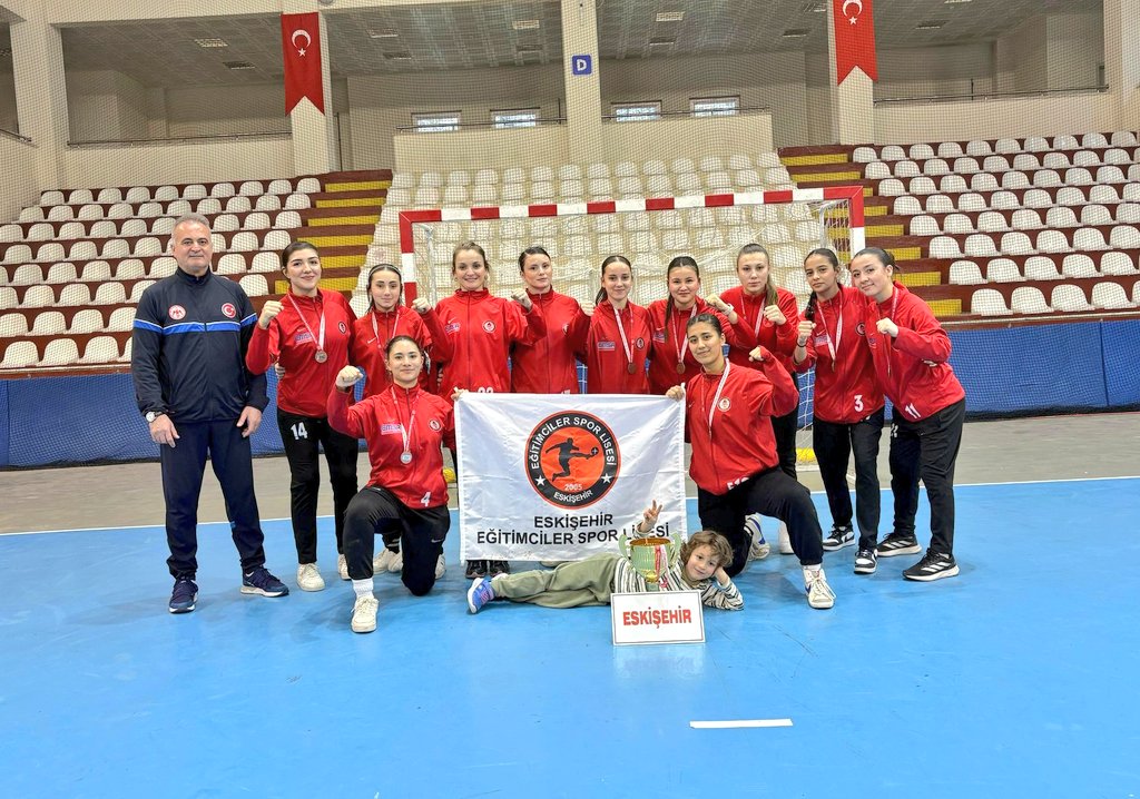 19-23 Şubat 2026 tarihlerinde Amasya'da düzenlenen #OkulSporları Hentbol Gençler Türkiye Şampiyonası müsabakalarında ilimizi temsil eden Eğitimciler Spor Lisesi Genç Kız takımımız Türkiye 4. sü olmuştur. Tüm sporcu ve antrenörlerimizi tebrik eder başarılarının devamını dileriz.