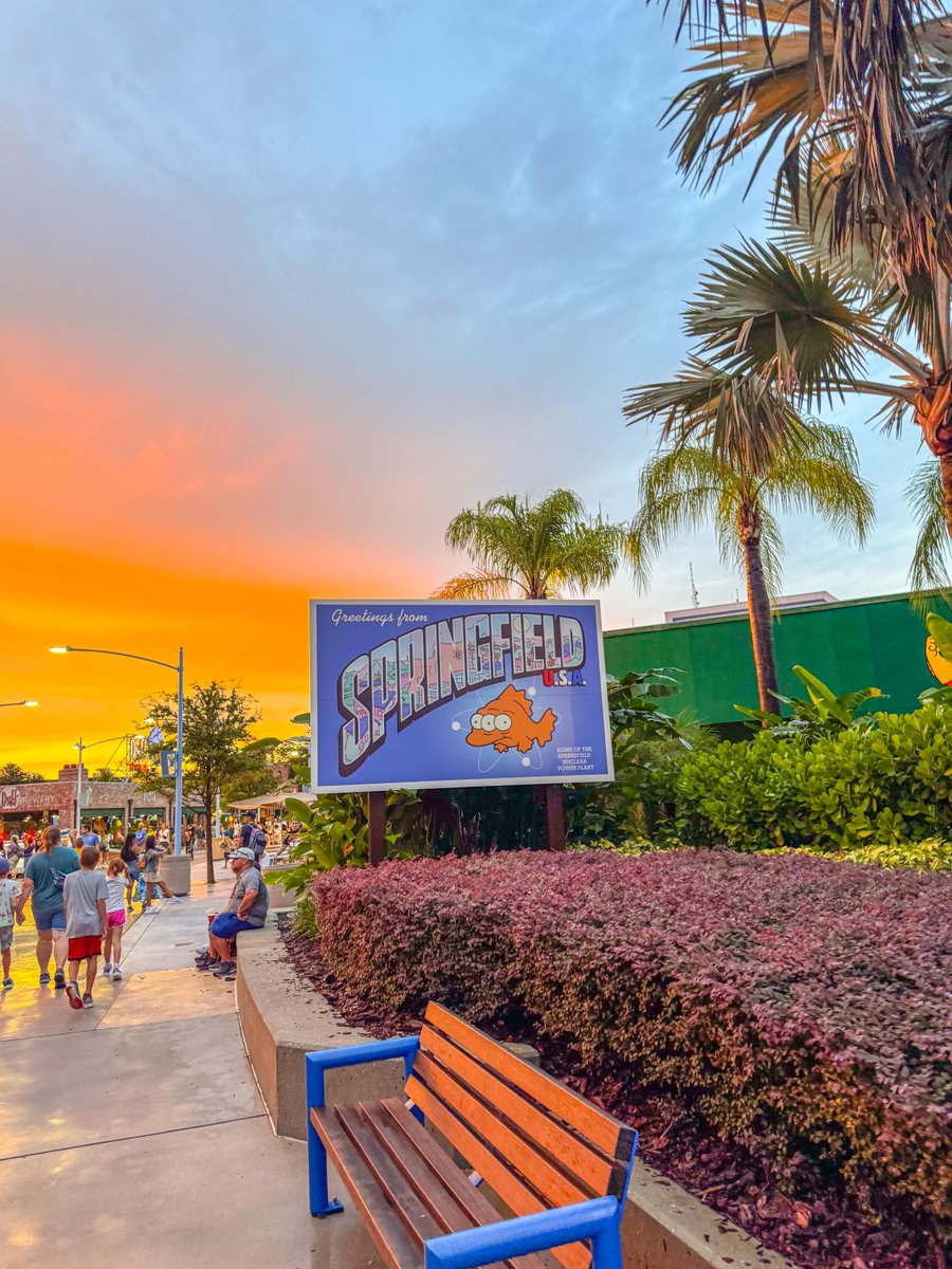 UniversalORL's tweet photo. Sunsets in Springfield 🍩 https://t.co/sH4BiG77Vg