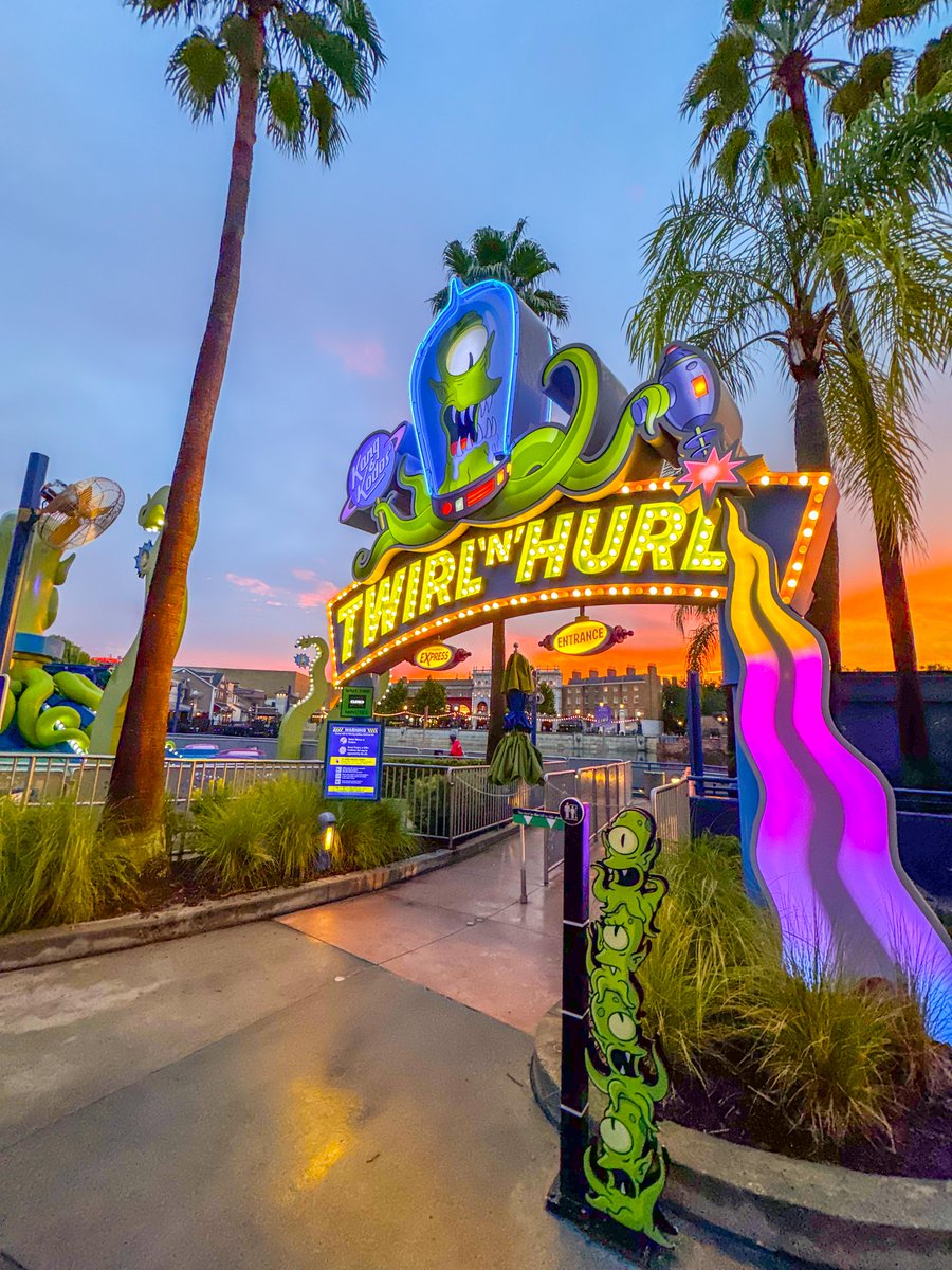 UniversalORL's tweet photo. Sunsets in Springfield 🍩 https://t.co/sH4BiG77Vg