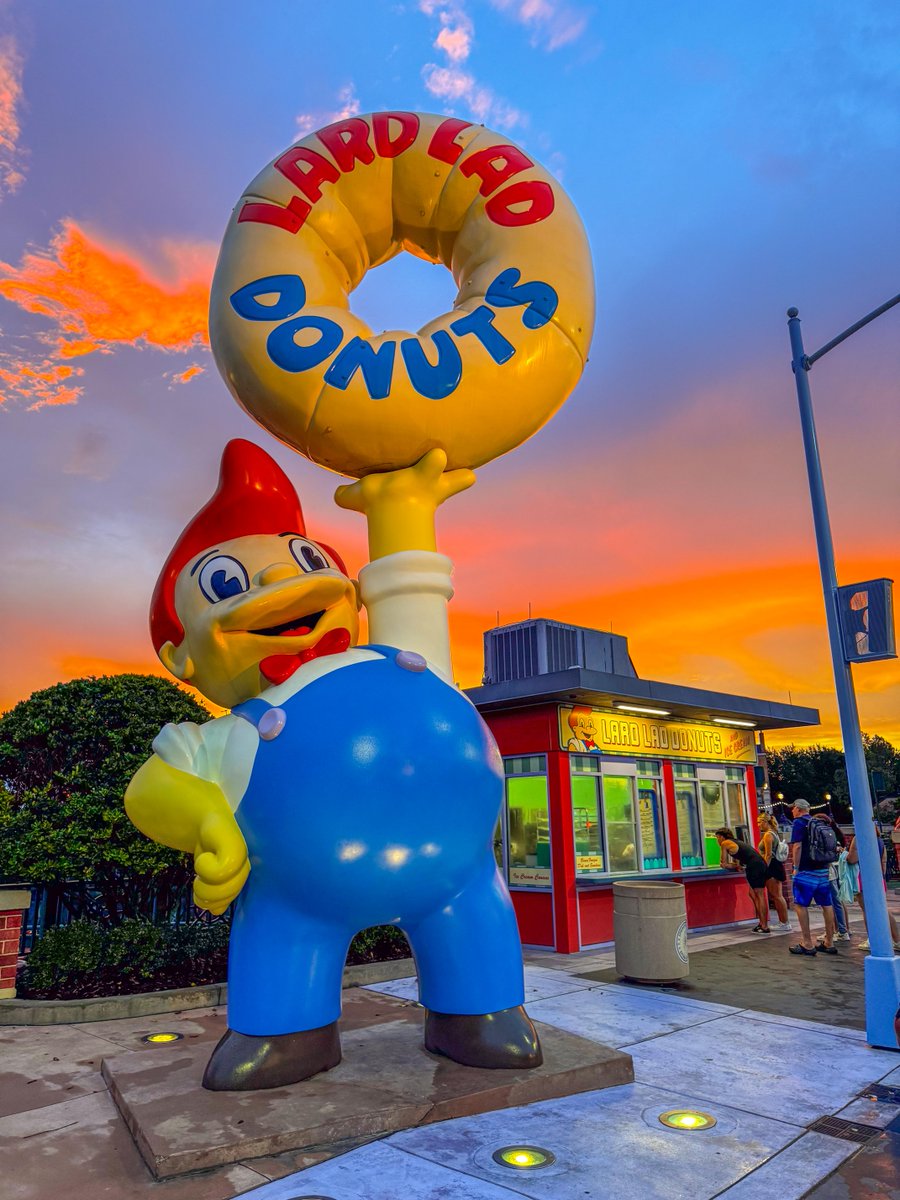UniversalORL's tweet photo. Sunsets in Springfield 🍩 https://t.co/sH4BiG77Vg