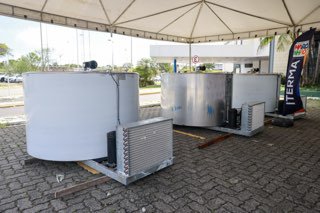 GovernoMA's tweet photo. 🥳O Governo do Maranhão assinou acordo de cooperação e realizou a entrega de 80 tanques de resfriamento para fortalecer a cadeia produtiva do leite no estado.

A ação, coordenada pelo Instituto de Colonização e Terras do Maranhão (Iterma)🌾

#GovernoMA #Iterma https://t.co/87mvrn9Vgk