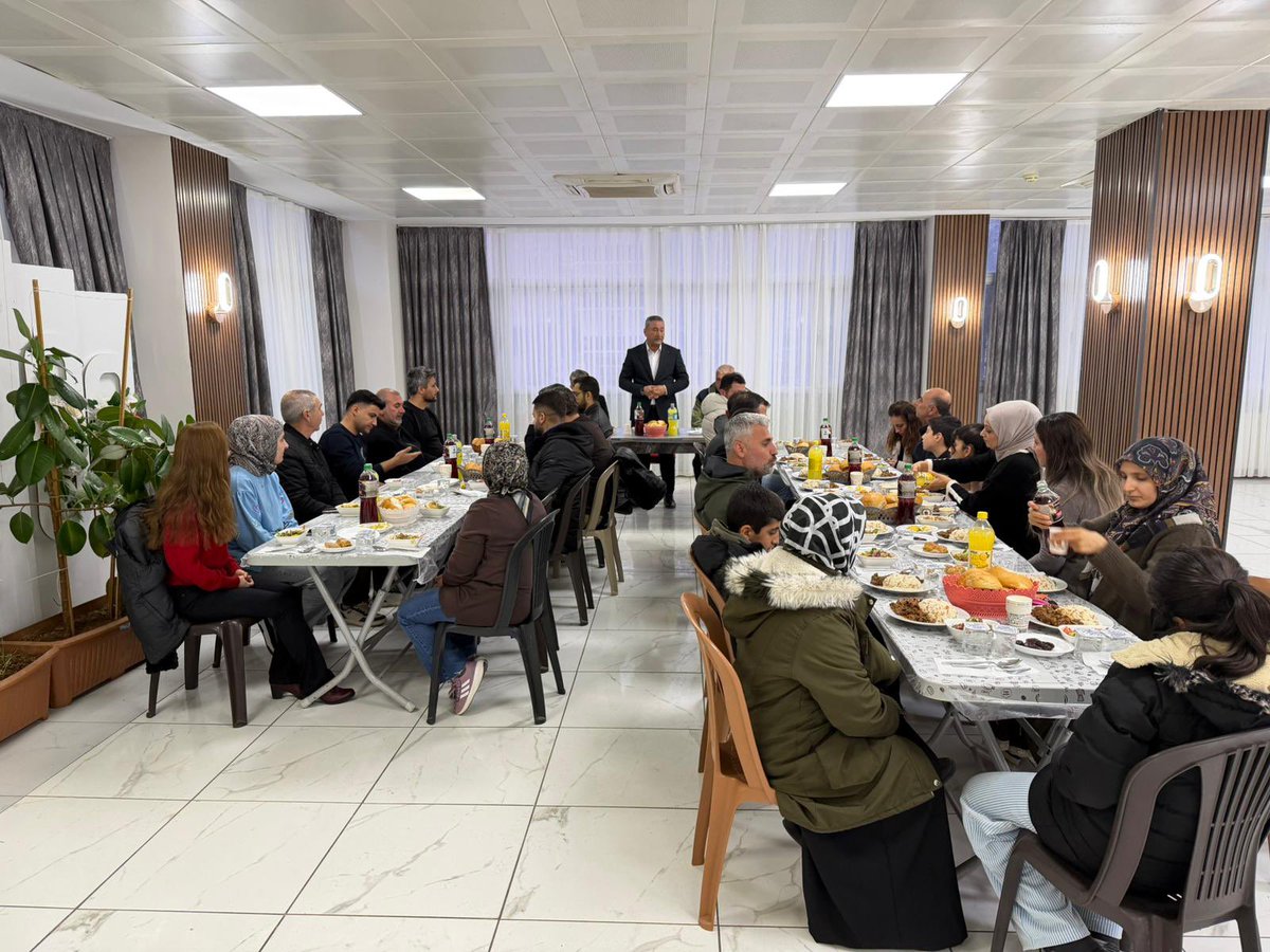 mazidagimem's tweet photo. İlçe Millî Eğitim Müdürümüz Mehmet Şah AYDINER, ilçemiz Öğretmenevinde İlçe Millî Eğitim Müdürlüğü personelimiz onuruna iftar yemeği verdi.

İftar programında konuşma yapan Müdürümüz, çalışanlarımızın büyük bir aileyi oluşturduğunu; sevgi, saygı ve hoşgörü çerçevesinde görevlerini özveriyle yürüttüklerini ifade ederek, tüm personele ayrı ayrı teşekkür etti.

@tcmeb 
@Yusuf__Tekin
@Mardin_Valiligi
@cftcblnt
@mazidagkaymakam 
@ali_eyyupkoca 
@aydiner_sah