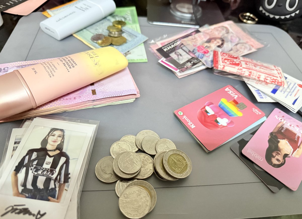 ของติ่งไปแล้วครึ่งกระเป๋า 
แล้วก็ต้องซื้อกระเป๋าตังค์ใหม่เพราะว่า ซิปหลุด Giftพี่คนสวยลงกล่องสมบัติแล้วนะ พกไรเยอะ☺️