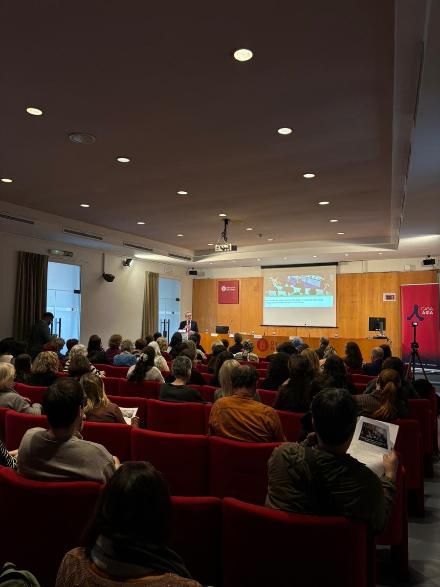 fibgar_'s tweet photo. 👉Estamos ya en la celebración de la mesa redonda “Las mujeres afganas en busca de la justicia robada: anatomía de un juicio histórico", que se celebra dentro de la iniciativa #RAGAA
💭Junto a @CasaAsia, @rawadari_org y @peoplehelp8 y colaboración de la Diputació de Barcelona https://t.co/aVgEhB7XXI