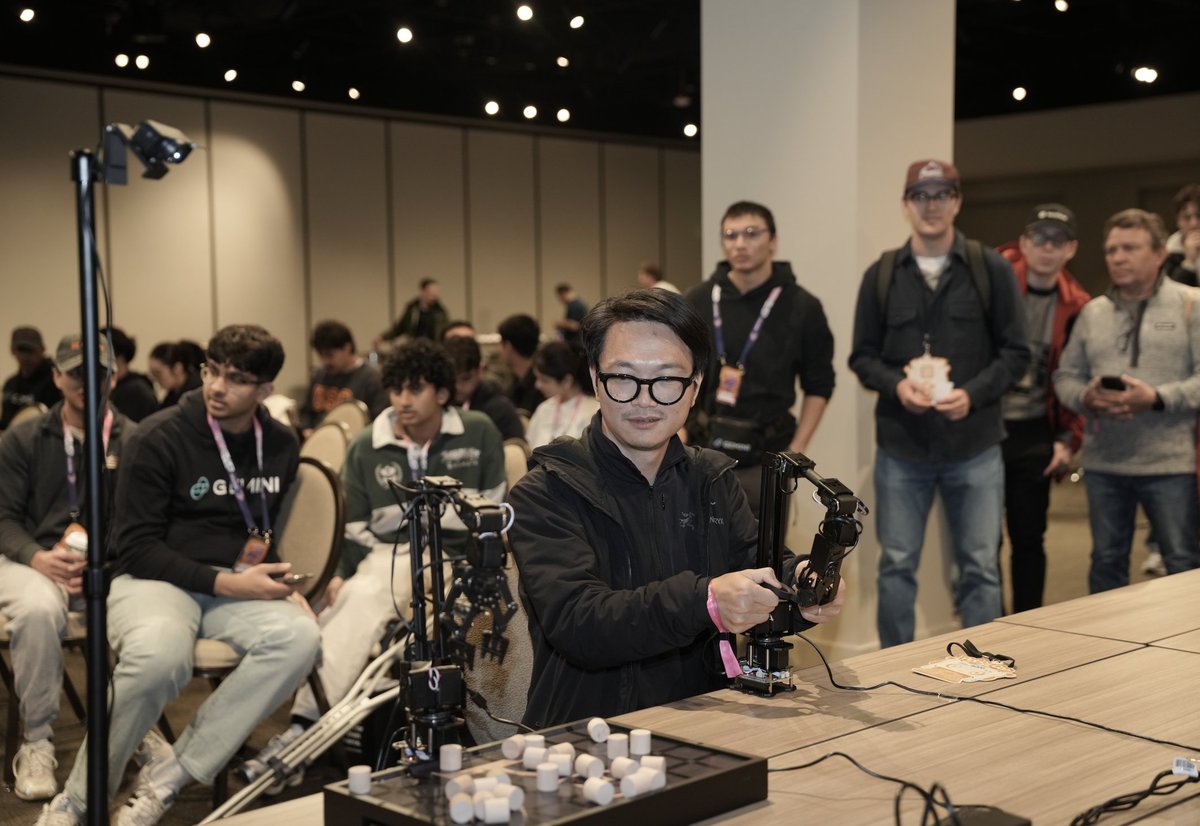 Robo Con tweet media