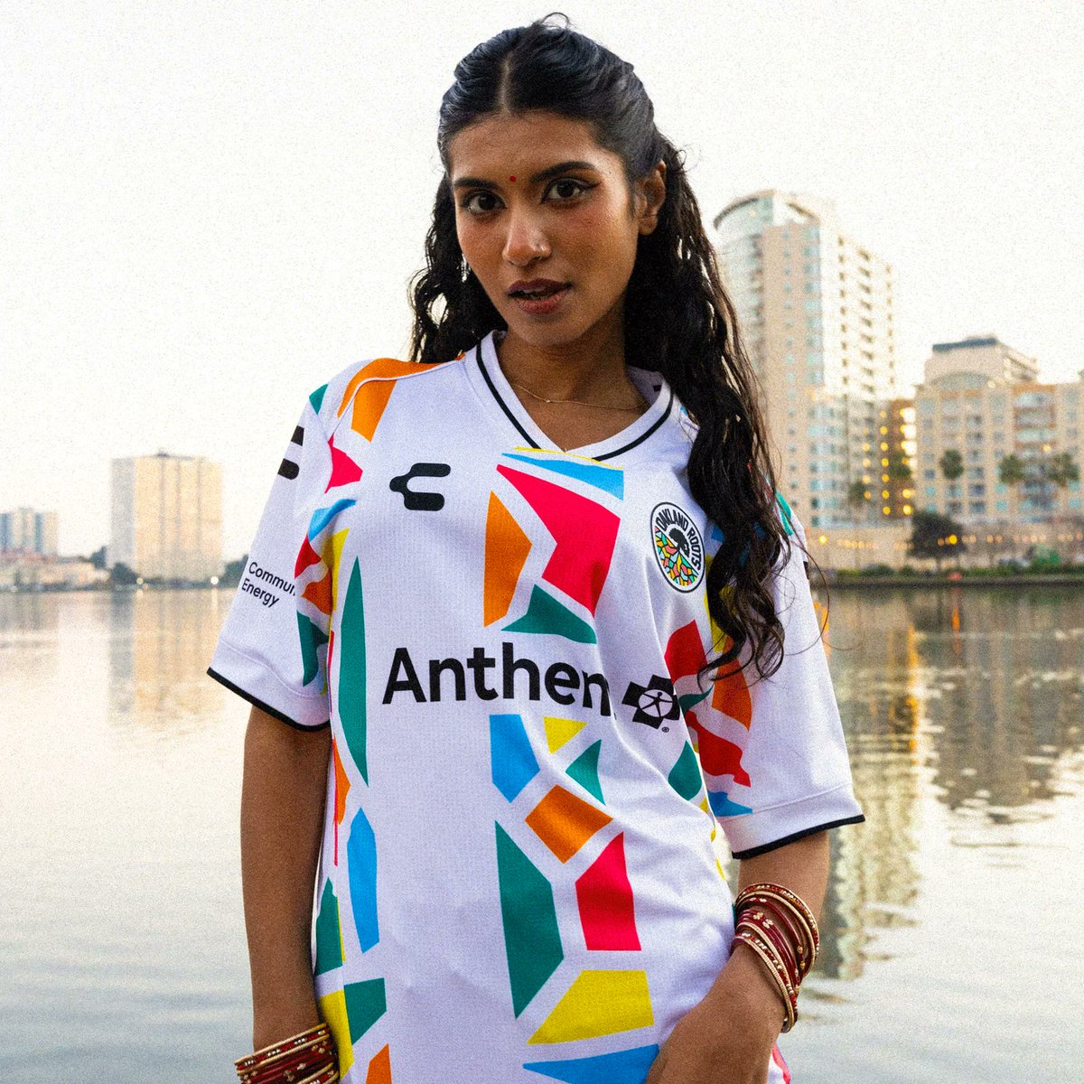 soccerjerseynws's tweet photo. 🇺🇸 Oakland Roots 2026 kits x Charly.

It’s no surprise: they’ve knocked it out of the park. Again.

⚫️🐉 The new home shirt, or “The Oak-ness Awakens” kit, embraces the collective imagination surrounding the Oak-ness Monster in Lake Merritt, featuring a reptilian, scaly pattern over a dark background.

⚪️ For away duties, it’s “The Mosaic in Motion,” displaying colorful kaleidoscope stripes that symbolize Oakland’s multicultural soul.

What do you think?