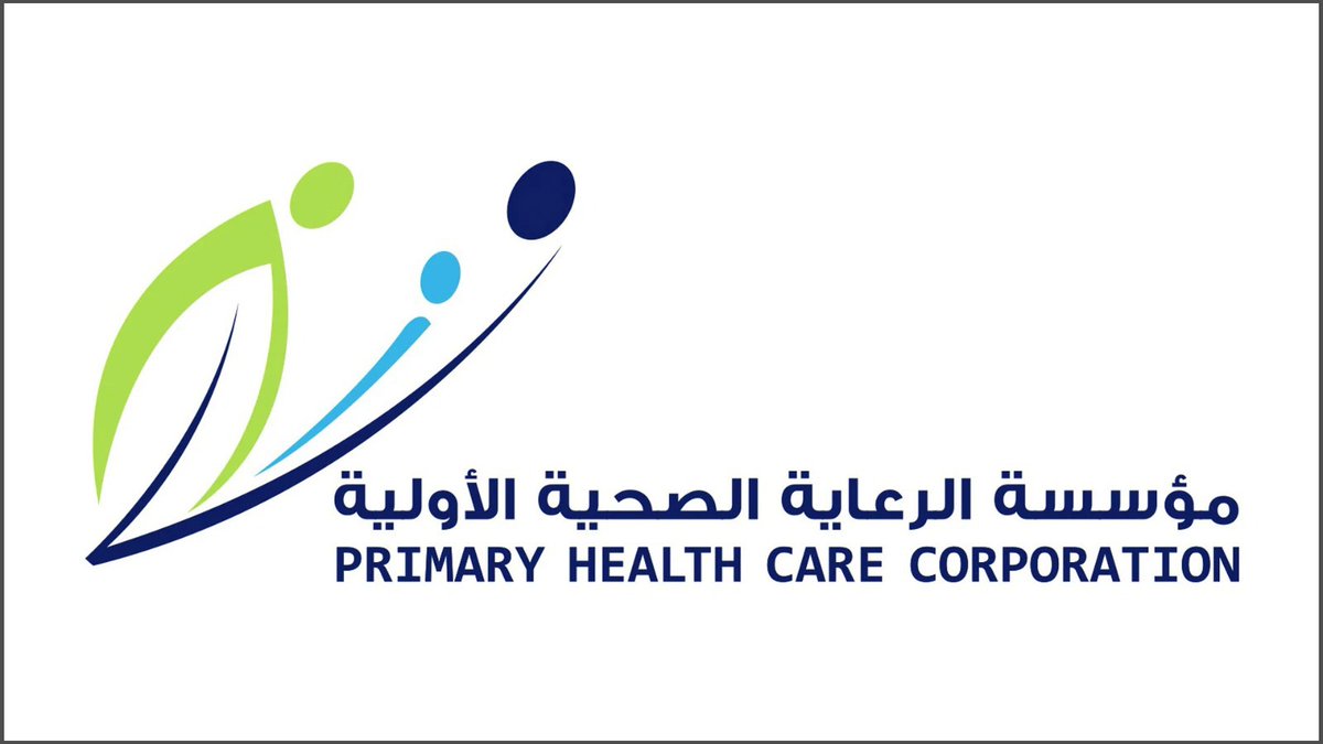 AlArab_Qatar's tweet photo. أخصائية طب أسرة في الرعاية الأولية: 4 فئات من أصحاب الأمراض المزمنة ضمن تصنيف "الخطورة الصحية للصيام"

جددت مؤسسة الرعاية الصحية الأولية التأكيد على ضرورة إجراء أصحاب الأمراض المزمنة التقييم الطبي الفردي لمعرفة القدرة الصحية للصيام خلال ما تبقى من شهر رمضان الكريم وخاصة بالنسبة لمرضى السكري أو القلب أو الكلى أو الجهاز التنفسي.

وقالت الدكتورة رند سلوان عبود أخصائية طب الأسرة في مؤسسة الرعاية الصحية الأولية، لوكالة الأنباء القطرية "قنا"، إن الصيام يمثل تحديا صحيا لمرضى الأمراض المزمنة ولذلك من المهم إجراء التقييم الطبي خاصة وأن الكثير من المرضى الذين ينصحهم الطبيب بعدم الصيام لا يستجيبون لذلك مما قد يسبب لهم مشاكل صحية.

وأشارت إلى أن القدرة على الصيام تعتمد على تصنيف دقيق لدرجة الخطورة الصحية، حيث لا ينصح لبعض الحالات الصيام بتاتا من ناحية طبية بينما يمكن لفئات أخرى الصيام تحت إشراف طبي مع تعديل العلاج والمراقبة المستمرة.

وأوضحت أن تصنيف الخطورة الصحية للصيام ينقسم إلى عدة فئات تتمثل في (الحالات ذات الخطورة العالية جدا، والحالات عالية الخطورة، والحالات متوسطة الخطورة، والحالات منخفضة الخطورة).

ويكون الصيام في "الحالات ذات الخطورة العالية جدا" غير موصي به طبيا مع ضرورة وضع خطة علاجية بديلة وآمنة، وتتضمن هذه الفئة (مرضى السكري غير المنضبط، ونوبات نقص السكر الشديدة، والقصور الكلوي المتقدم أو مرضى الغسيل الكلوي، وأمراض القلب غير المستقرة، والعلاج الكيميائي النشط، والحمل عالي الخطورة، والأطفال المصابين بأمراض مزمنة).

أما الصيام ضمن "الحالات عالية الخطورة" فيكون بحذر بعد تقييم طبي مسبق ومتابعة دقيقة ويشمل ذلك (مرضى السكري غير المسيطر عليه أو المستخدمين للإنسولين، وفشل القلب المستقر، والقصور الكلوي من المرحلة الثالثة، والصرع المضبوط، والحمل غير المعقد، والمرضعات بحالة مستقرة).

وتتضمن الفئة الثالثة "الحالات متوسطة الخطورة" حيث يمكن للمرضى الصيام تحت إشراف طبي مع تعديل جرعات الأدوية وتشمل مرضى (السكري المنضبط نسبيا، وارتفاع ضغط الدم المسيطر عليه، وأمراض الشريان التاجي المستقرة، والربو الخفيف، وقصور الغدة الدرقية المستقر، والقصور الكلوي المبكر).

أما الحالات "منخفضة الخطورة" فيعد الصيام فيها آمنا غالبا مع إرشادات طبية بسيطة وتشمل (المرضى ذوي الأمراض المزمنة المستقرة والأدوية ذات الجرعة اليومية الواحدة مع التزام علاجي جيد).

وأشارت إلى أن احصائيات أجريت في المنطقة أظهرت أن نحو 78 بالمائة من مرضى السكري من النوع الثاني و42.8 بالمائة من مرضى النوع الأول يصومون خلال الشهر الفضيل، فيما يقوم ما بين 30 إلى 50 بالمائة من المرضى بتعديل جرعات الأدوية أو إيقاف بعضها دون استشارة طبية، بينما يغير نحو 59.4 بالمائة الجرعات العلاجية، مما يزيد خطر اضطرابات مستوى السكر والجفاف وعدم استقرار الحالة الصحية.

وأضافت أن الدراسات الإقليمية في الشرق الأوسط أظهرت أن نحو 6 بالمائة من المرضى يتعرضون لنوبات عرضية من نقص سكر الدم خلال رمضان، بينما يحتاج حوالي 2.5 بالمائة منهم إلى دخول المستشفى بسبب هبوط السكر.

وذكرت الدكتورة رند أن الامتناع عن الطعام والسوائل والأدوية الفموية من الفجر وحتى غروب الشمس يؤدي إلى تغيرات فسيولوجية ونمطية تؤثر في توازن الجسم، بما يشمل تغير مواعيد النوم والوجبات واستخدام الأدوية، الأمر الذي قد ينعكس مباشرة على استقرار الحالة الصحية لدى أصحاب الأمراض المزمنة.

وأوضحت أن الجسم يبدأ خلال ساعات الصيام الأولى باستهلاك مخازن الغليكوجين قبل التحول إلى الاعتماد على الدهون كمصدر للطاقة، محذرة من ارتفاع خطر الجفاف وانخفاض ضغط الدم، خصوصا لدى كبار السن والمرضى المستخدمين للمدرات البولية أو أدوية الضغط.

ونصحت الدكتورة رند أصحاب الأمراض المزمنة أن الاعتبارات الفيزيولوجية والعلاجية خلال رمضان تتطلب الالتزام بعدد من الإرشادات الصحية من بينها تجنب الأدوية التي قد تؤثر سلبا في وظائف الكلى أثناء الصيام، والانتباه لأعراض الدوخة والسقوط والإجهاد، والمراقبة المنتظمة لمستويات سكر الدم وضغط الدم، وتعديل بعض علاجات السكري لتقليل خطر نقص السكر، والحد من الإفراط في تناول الكافيين والمشروبات المدرة للبول، ومراجعة جرعات الأدوية وطريقة استخدامها خلال رمضان وبعده.

#جريدة_العرب |#قطر |