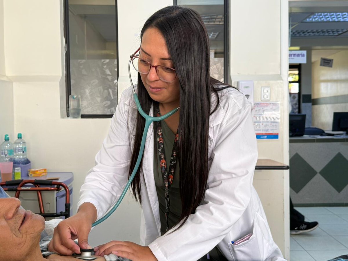 HospAdultoMayor's tweet photo. Presentamos a la Dra. Johanna Batallas, Médico General de hospitalización. Su vocación y calidez humana se reflejan en cada turno y paciente atendido. Su labor es clave para la continuidad, seguridad y calidad de la atención. En el #HAIAM valoramos su compromiso y entrega. https://t.co/qkd8ysmwLk