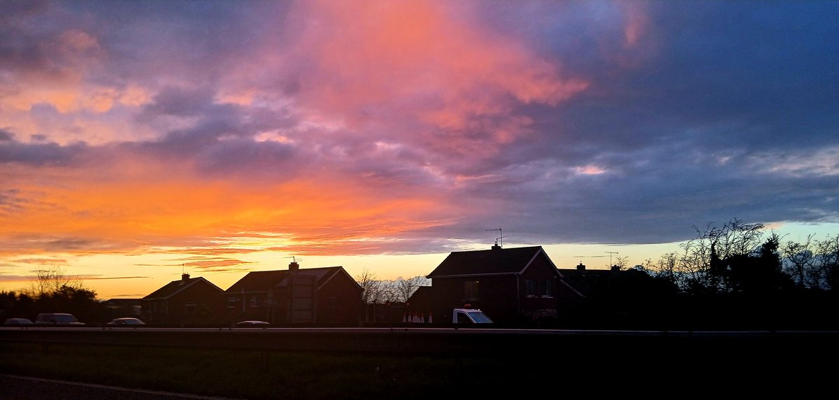 ga99178608's tweet image. When the memories hurt, I heal them with sunsets.

#Sunsets #sky #HappyWednesday