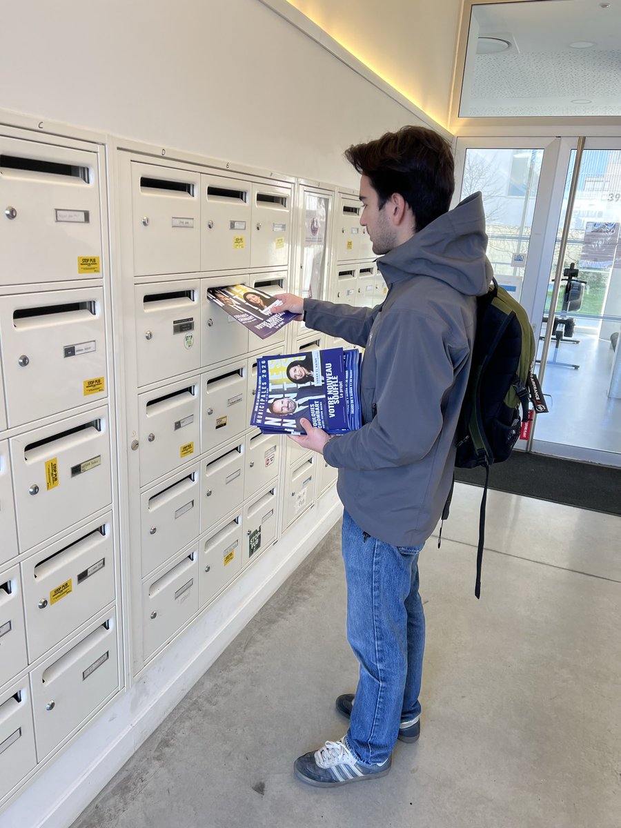 InfiniNantes's tweet photo. Nos militants sont infatigables : à peine les programmes arrivés, des milliers sont déjà dans les boîtes aux lettres des Nantais ! La dynamique est clairement chez @Foulques44 🚀 https://t.co/oZgMiZU6I4