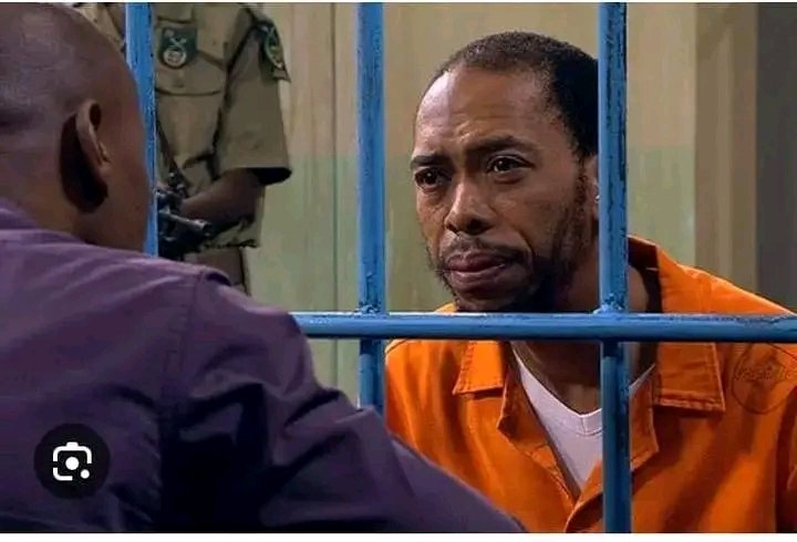 chestermayifo's tweet photo. Anzani, a journalist at NFH took very incriminating pictures of drug lord and gangster Bra Neo Mokhethi. To silence her, The Dustbin Man was sent as a hitman. Officer Lerumo Chabedi had to protect her 24/7. 
What a storyline 🔥🔥😭😭😭
Turned out, both are Neo's sons
#etvScandal https://t.co/uvdS7NaECr