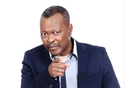 chestermayifo's tweet photo. Anzani, a journalist at NFH took very incriminating pictures of drug lord and gangster Bra Neo Mokhethi. To silence her, The Dustbin Man was sent as a hitman. Officer Lerumo Chabedi had to protect her 24/7. 
What a storyline 🔥🔥😭😭😭
Turned out, both are Neo's sons
#etvScandal https://t.co/uvdS7NaECr