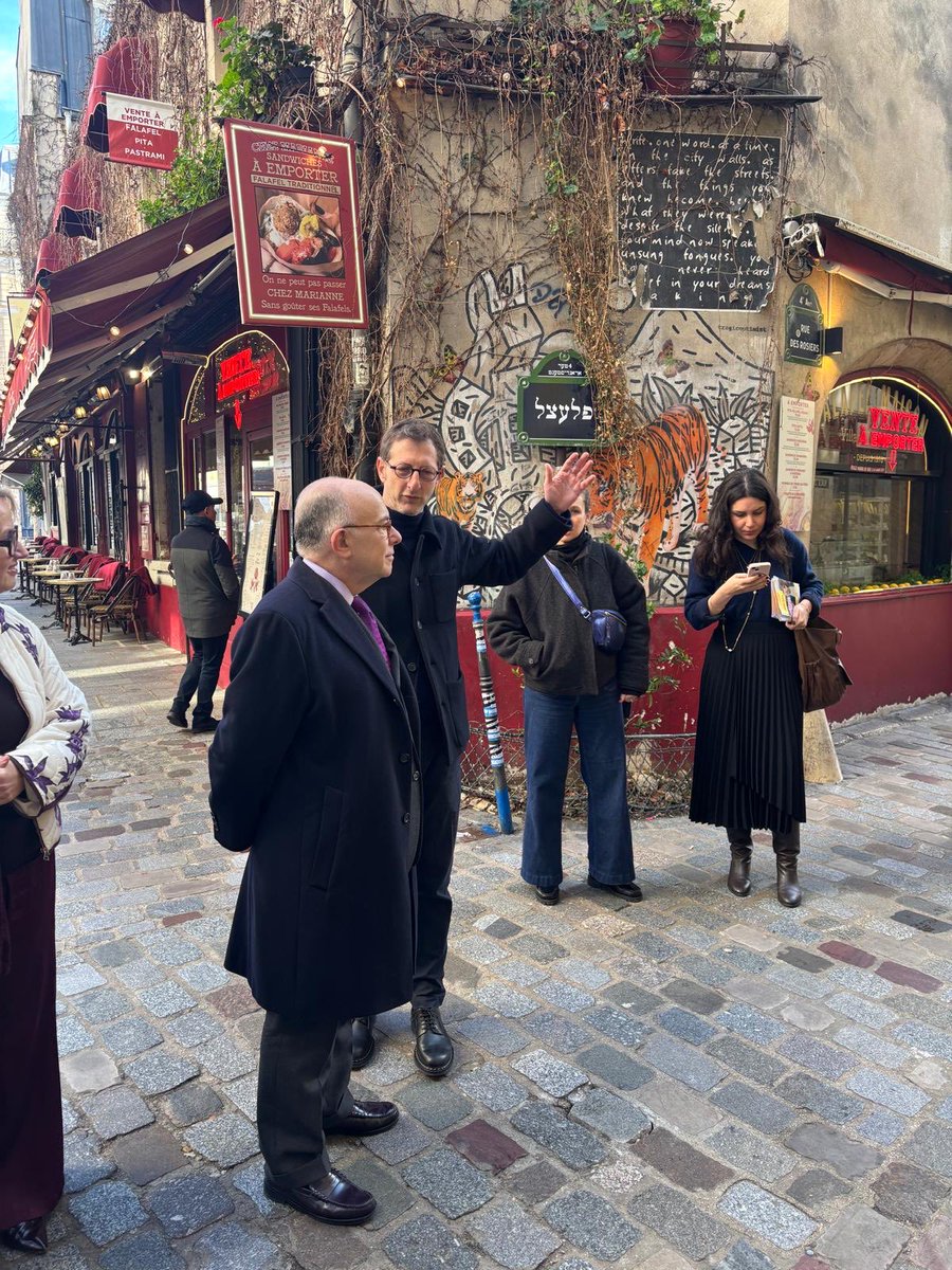 Bernard Cazeneuve tweet media