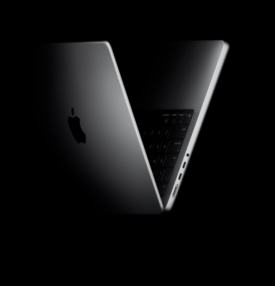 iMathTechs's tweet photo. 💻✨ MacBook Pro M6 : la révolution visuelle arrive ?

Selon Mark Gurman, les futurs MacBook Pro M6 (14” et 16”) abandonneraient l’encoche pour une Dynamic Island centrée et plus compacte 🔥 
Au programme : écran OLED, écran tactile, interface dynamique adaptée au toucher, menus contextuels autour du doigt, boutons qui s’agrandissent automatiquement… le tout sans devenir un hybride façon Surface 👀 
Apple miserait sur un usage tactile ponctuel, avec un design toujours classique (clavier + grand trackpad).

🤔 Le tactile sur MacBook, vraie évolution ou gadget inutile ?

Évolution.

#Apple #MacBookPro #macOS #Tech