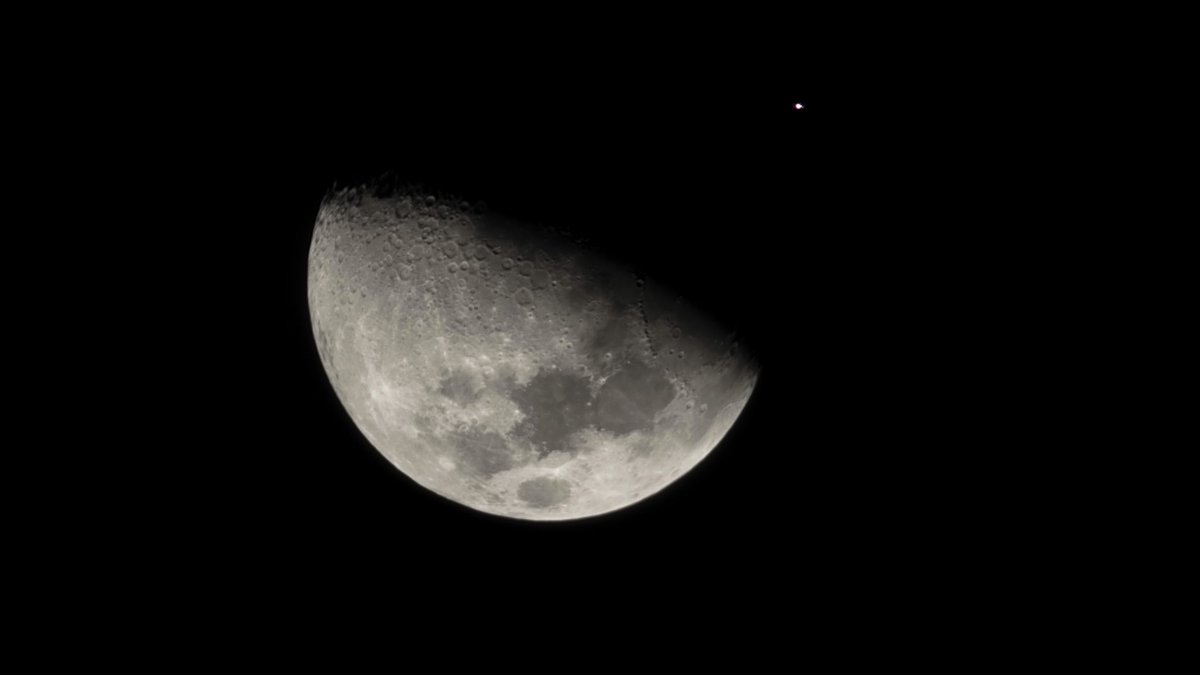 القمر ونجم النطح.