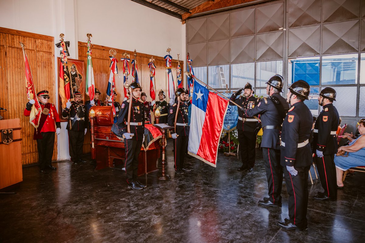 comandanteCBI's tweet photo. El día de ayer despedimos en su tránsito terrenal a un gran bombero, ejemplo de entrega y vocación. Con premio de constancia de 55 años de servicio.
Gilberto Dávila Silva QEPD deja una huella imborrable en la 2ª Compañía Bomba Germanía. Y el @cbi_iqq 
#Iquique @BomberosdeChile https://t.co/Y0t3KpzgVN