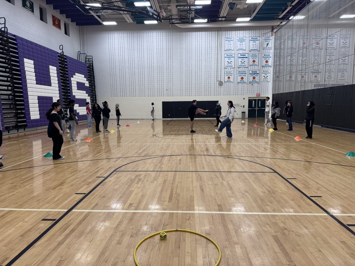 NNPSHPE's tweet photo. Students at @NNPSWoodside participate in a #dynamicwarmup called, “Snake Pit” 🐍

Students perform various dynamic stretches/exercises between the cones hoping not to get caught in the middle when the 🎶 stops.

#highschoolPE #PhysEd #dynamicstretches #snakepit https://t.co/9YCHaCn7RO