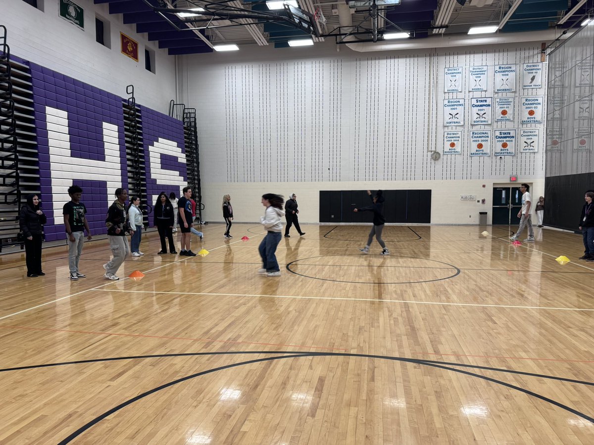NNPSHPE's tweet photo. Students at @NNPSWoodside participate in a #dynamicwarmup called, “Snake Pit” 🐍

Students perform various dynamic stretches/exercises between the cones hoping not to get caught in the middle when the 🎶 stops.

#highschoolPE #PhysEd #dynamicstretches #snakepit https://t.co/9YCHaCn7RO