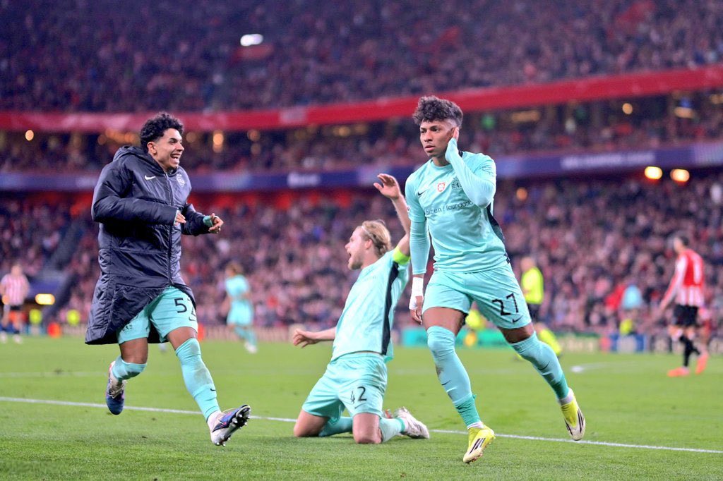 Só relembrando que o grande Sporting Clube de Portugal não joga hoje porque é top 7 melhores equipas da Europa.

Um bom dia a todos os leões, e um péssimo para quem não gosta de nós 💚