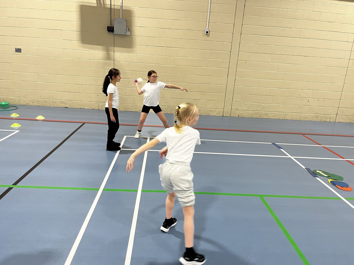 ManorParkSchSM1's tweet photo. A few Y3 children took part in the @SSPSutton Racket Pack Festival this afternoon. They completed 8 fun and engaging Badminton stations to improve on their Badminton skills 🏸Great effort everyone 👏🏻@LEOsports7 #MPPAphysicaled https://t.co/nc0fie8qpW