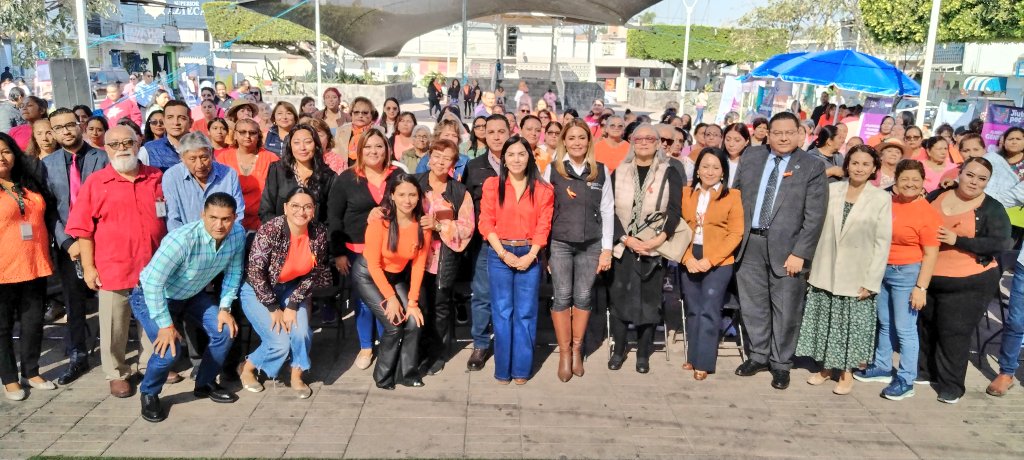 7dtv's tweet image. A través del DIF Municipal y con el apoyo de la @Fiscalia_Mor , la Procuraduría para la defensa de niños y adolescentes del @DIF_Morelos , el gobierno de #Jiutepec realizó una jornada más del programa #25M.
Esta vez la sede fue el Zócalo de #Tejalpa.
(1/2)
