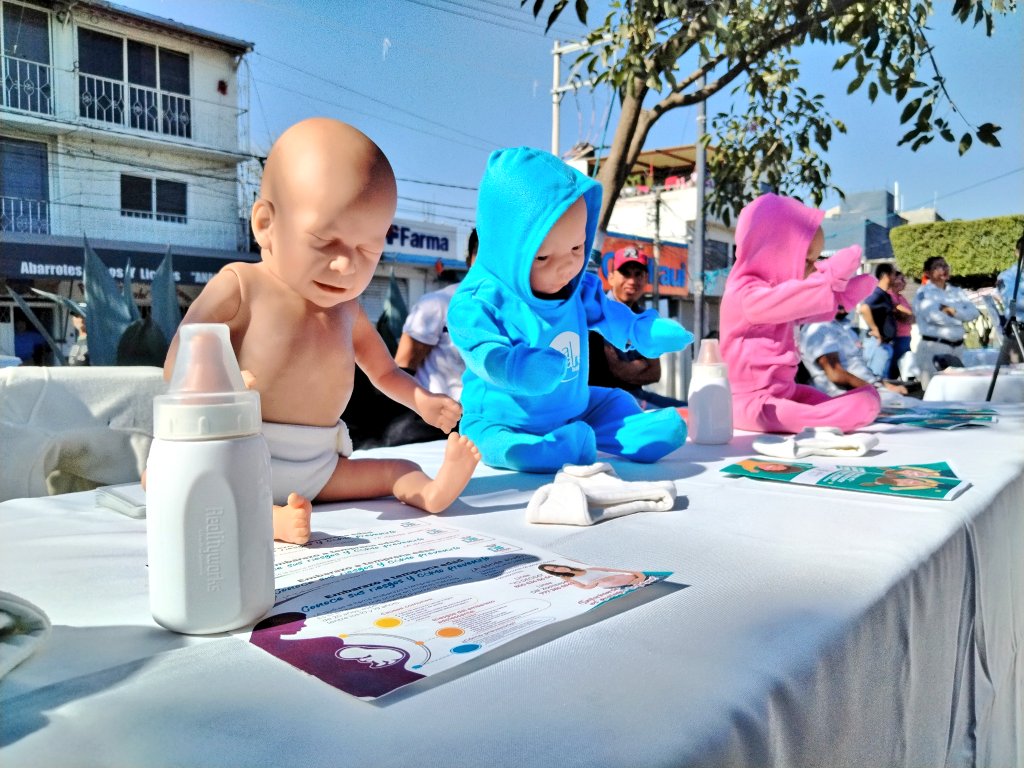 7dtv's tweet image. A través del DIF Municipal y con el apoyo de la @Fiscalia_Mor , la Procuraduría para la defensa de niños y adolescentes del @DIF_Morelos , el gobierno de #Jiutepec realizó una jornada más del programa #25M.
Esta vez la sede fue el Zócalo de #Tejalpa.
(1/2)