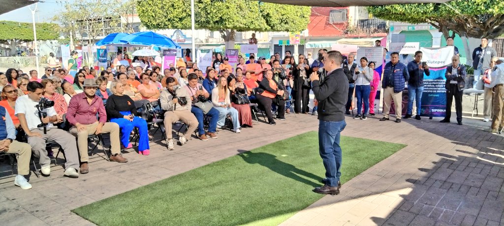 7dtv's tweet image. A través del DIF Municipal y con el apoyo de la @Fiscalia_Mor , la Procuraduría para la defensa de niños y adolescentes del @DIF_Morelos , el gobierno de #Jiutepec realizó una jornada más del programa #25M.
Esta vez la sede fue el Zócalo de #Tejalpa.
(1/2)