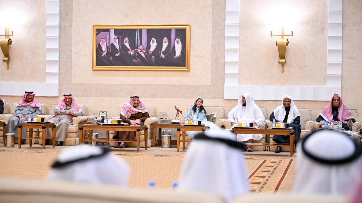 dahash333's tweet photo. عادة سنوية يحرص عليها سموه كل عام خلال شهر رمضان المبارك..

سمو #أمير_منطقة_القصيم يستضيف أبناءه الأيتام على مأدبة الإفطار في قصر سموه بحي الصفراء بمدينة بريدة . https://t.co/qVsbeYJdvB