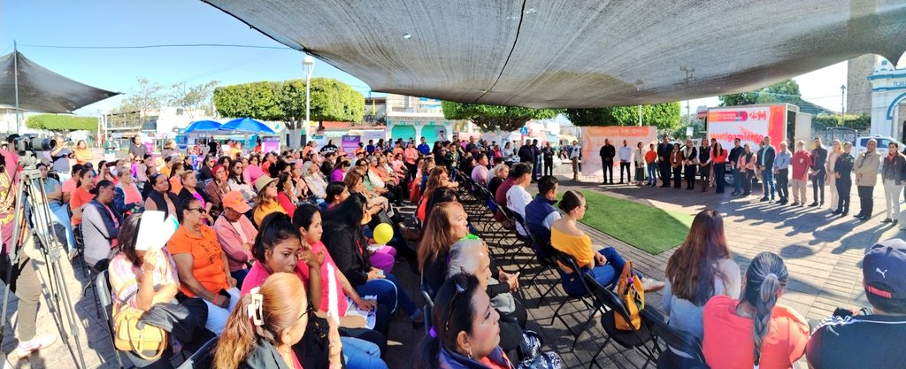 7dtv's tweet image. A través del DIF Municipal y con el apoyo de la @Fiscalia_Mor , la Procuraduría para la defensa de niños y adolescentes del @DIF_Morelos , el gobierno de #Jiutepec realizó una jornada más del programa #25M.
Esta vez la sede fue el Zócalo de #Tejalpa.
(1/2)