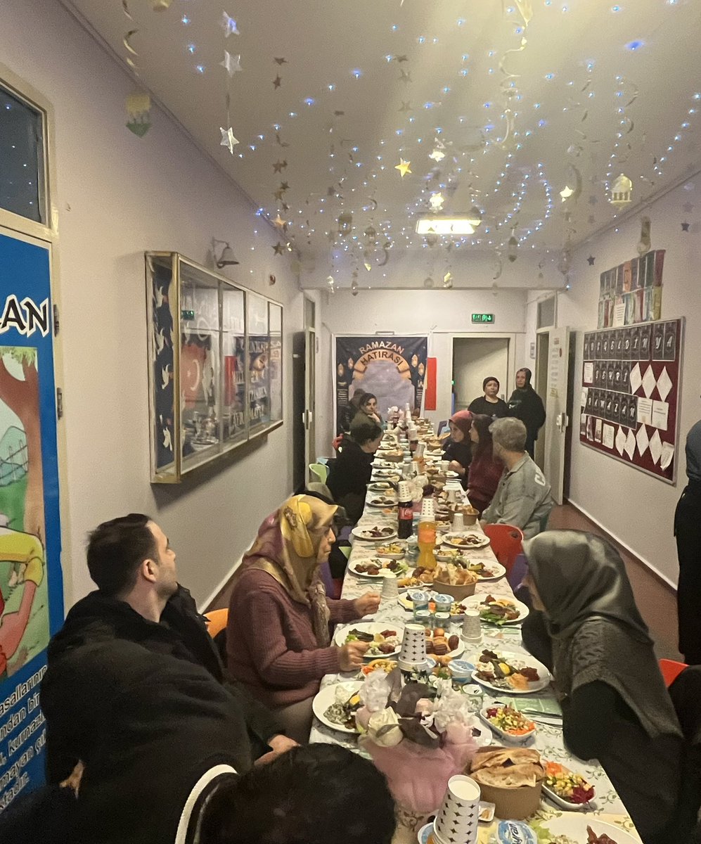 FatihilceMEM's tweet photo. 🌙 Ramazan’ın bereketi maarifin kalbinde✨
 
İl Millî Eğitim Müdür Yardımcılarımız Sn. Durmuş Kahriman, Sn. Özcan Türkoğlu, İlçe Millî Eğitim Müdürümüz Muhammet Fatih Çepni, Beyazıt Ford Otosan İlkokulumuzda düzenlenen iftar programında öğrenci, öğretmen ve velilerimizle aynı sofrada buluştu.

Paylaşmanın, birlik ve beraberliğin en güzel örnekleri okullarımızda...

#MaarifinKalbindeRamazan 

@tcmeb @Yusuf__Tekin @MucahitYentur @cepni44