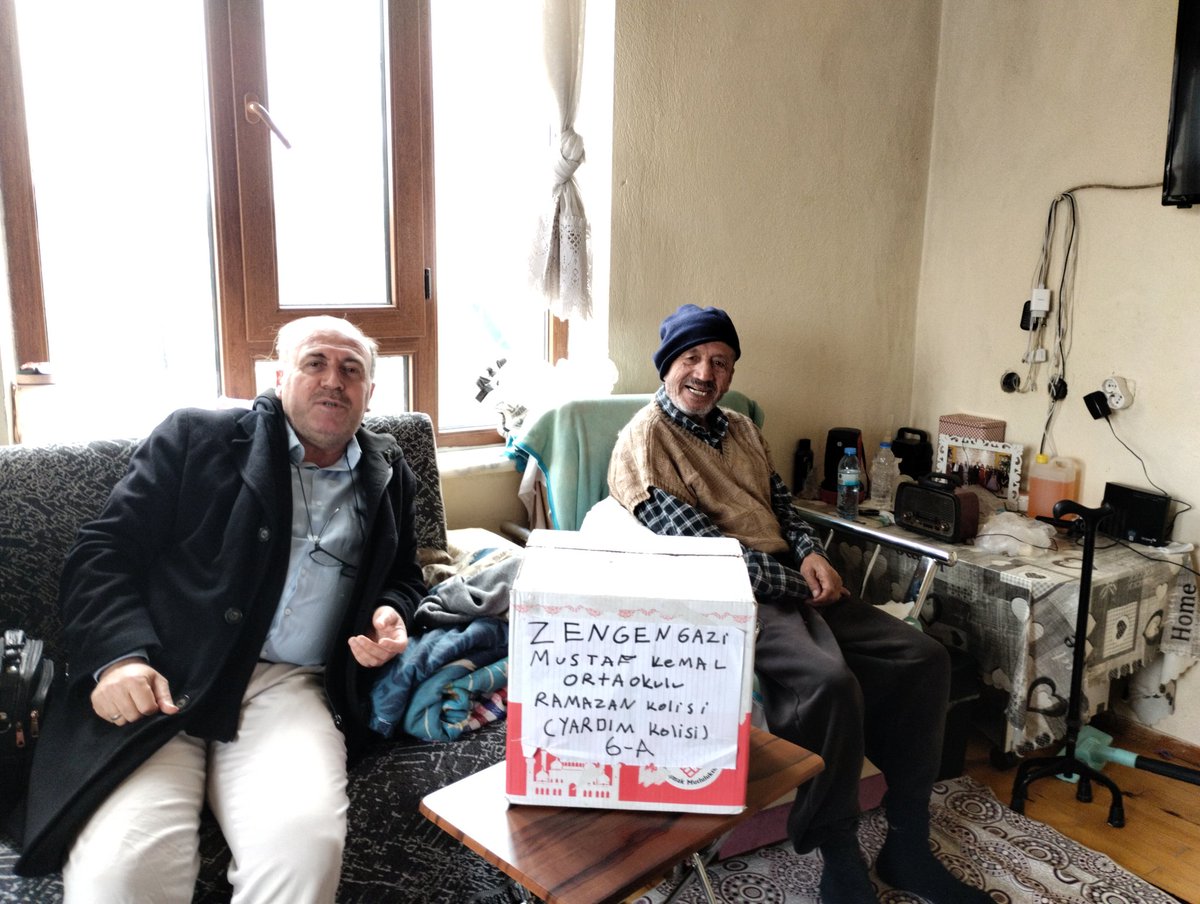 Bugün #zengen gazi mustafa Kemal ortaokulu 6/A sınıfı öğrencileri, kolilerini fakir ,engelli  vatandaşımıza teslim ettiler. 
Yarın 5A ve 7A kolilerini teslim edecekler. 
TEBRİKLER ZENGEN GAZİ MUSTAFA KEMAL ORTAOKULU. 
#MaarifinKalbindeRamazan