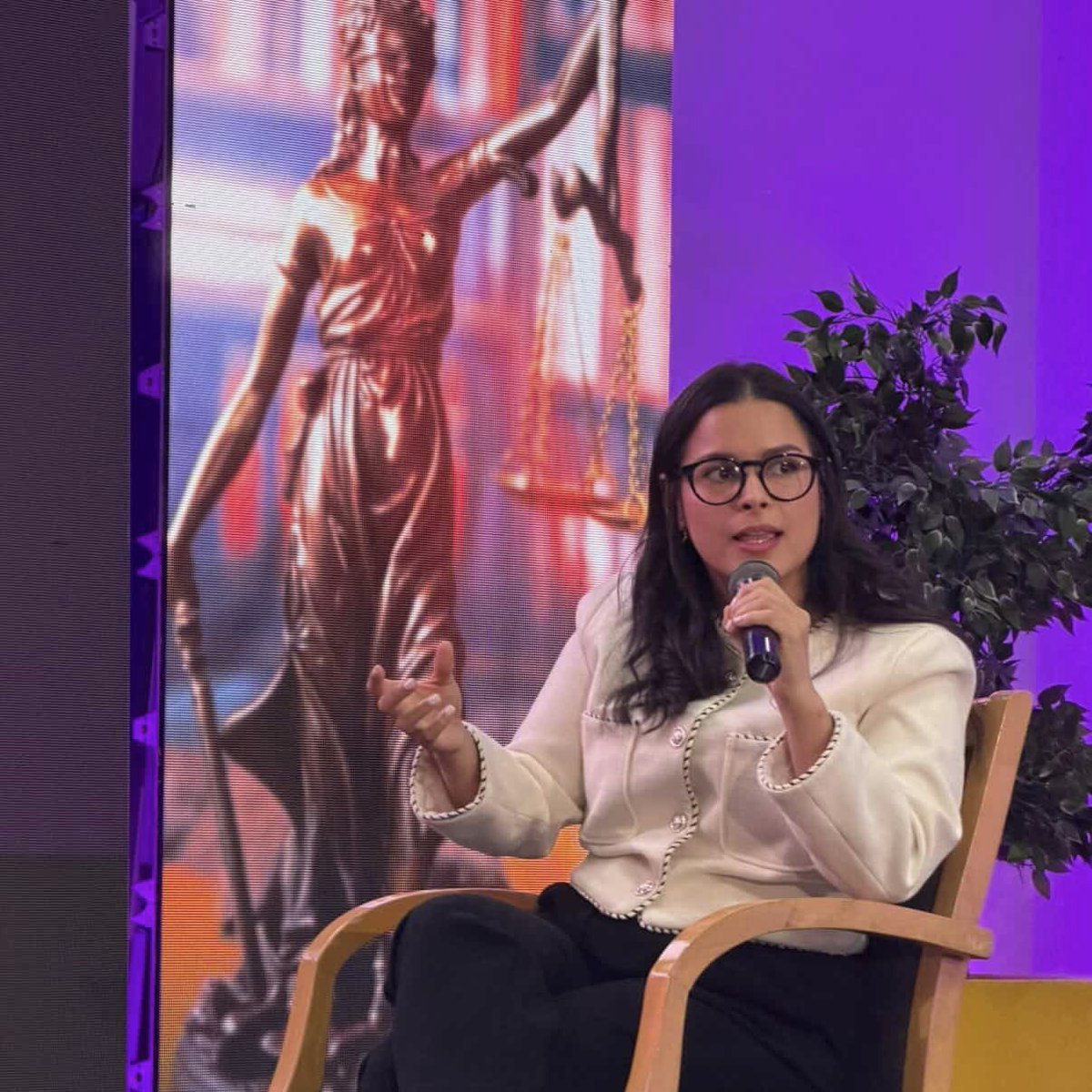 Hoy tuve el honor de compartir panel con el Dr. <a href="/pbalbuena/">pedro balbuena</a> en el Coloquio sobre la reconfiguración del nuevo orden penal, organizado por el Centro Hostos de Estudios Constitucionales, dirigido por <a href="/EdJorgePrats/">Eduardo Jorge Prats</a> y auspiciado por <a href="/PLDenlinea/">PLD</a>. Gracias por la invitación.