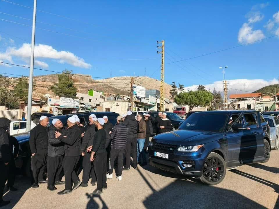 YamanAmouri's tweet photo. عشرة أشهر في السجن لأنهم دافعوا عن أهلهم من هجمات المعتدين، بسبب تسجيل صوتي مفبرك.
لم يشملهم "العفو" -فالعفو لناس وناس- بل خرجوا بـ "بازار سياسي" مع البيك، لينتهي بهم المطاف منفيين خارج أرضهم التي حموها بأرواحهم.
هل هو قدر السوري -أو السوري السابق- أن يتوارث التهجير والاعتقال والقتل مع كل سلطة؟!

#سوريا #أشرفية_صحنايا #الدروز