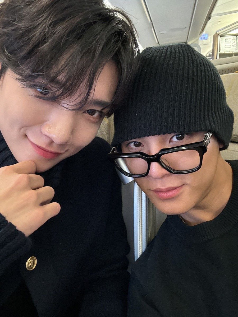 c_aru1's tweet photo. 슈아와 민규는 왼블인가요 오블인가용..진짜 알려주시는 캐럿분은 제 사랑을 드려요🥹😻 https://t.co/NObX7K1kFC