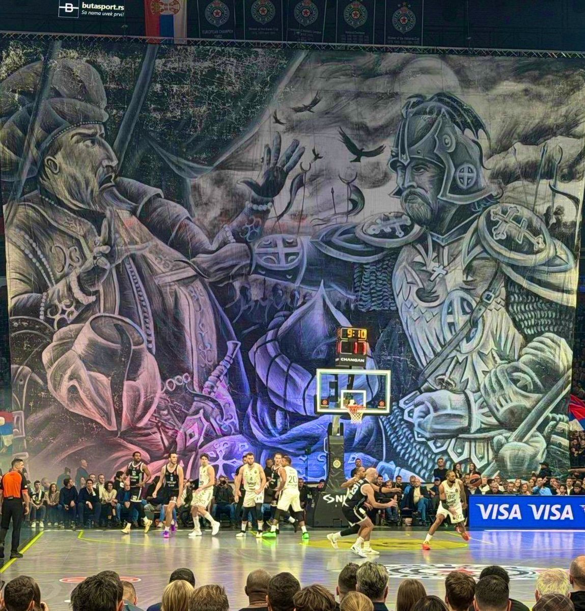kultiginmedya's tweet photo. Partizan taraftarı, Osmanlı Padişahı I. Muratın hançerlenme anını gösteren dev bir pankart açmıştı.

Fenerbahçe tribünlerinin rövanşta hazırladığı pankart adeta Osmanlı Tokatı tadında:

“Hepiniz Türksünüz!” https://t.co/epoDMH43uO