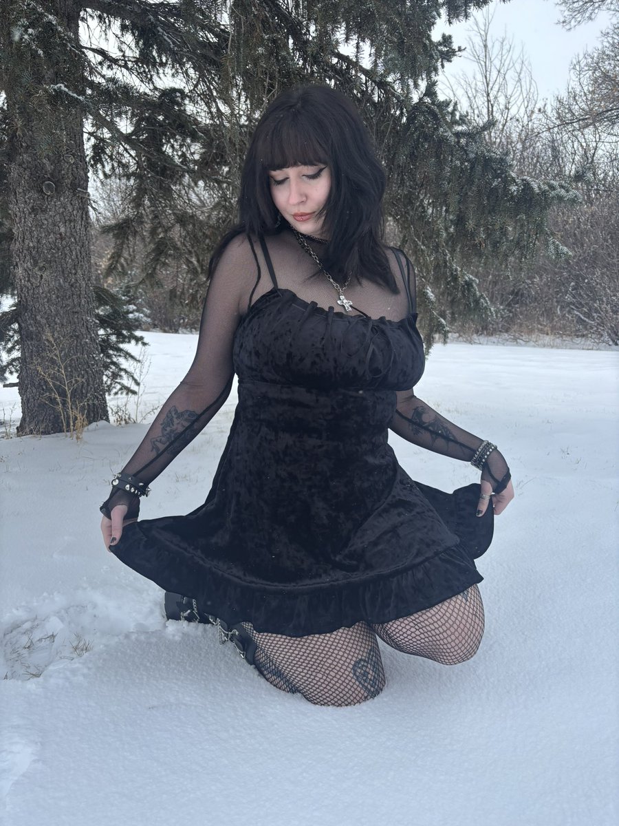 Thinking about how much more confident I’ve felt since moving far away from my small hometown. Nobody here to know my past mistakes or I’m so and so’s daughter or judge-mental stares from people I’ve known all my life. It’s so freeing to be me🖤