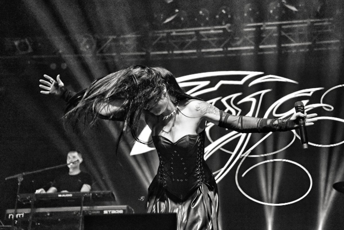 Rewatching some photos... I'm so proud of this one I took of <a href="/tarjaofficial/">Tarja Turunen</a> in Milan  😍 
(Despite I was jumping/singing like crazy all the time I have taken some cool pics too, happy me)