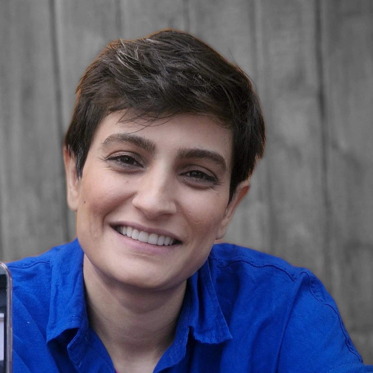 امروز صبح نیروهای امنیتی با ورود به خانه ما وسایل الکترونیکی و دست‌نوشته های همسرم #الهه_محمدی را ضبط، و او را به دادسرای امنیت بردند. الهه پس از چند ساعت به خانه بازگشت.  طبق گفته آنها او به زودی برای بازجویی احضار خواهد شد.