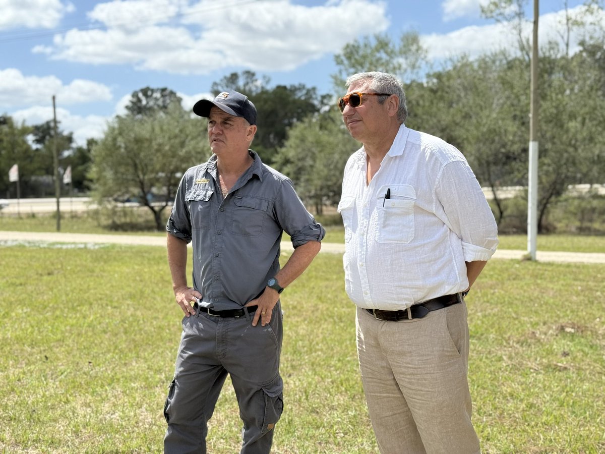 FloridaIDF's tweet photo. La Intendencia de Florida presentó nueva maquinaria que se suma a la Dirección General de Obras y a la Dirección de Vialidad. 
Participó el Intendente @PajaroEnciso junto a parte del equipo. 
Seguimos trabajando en la recuperación e incorporación de maquinaria. https://t.co/LDCYJOKjwA
