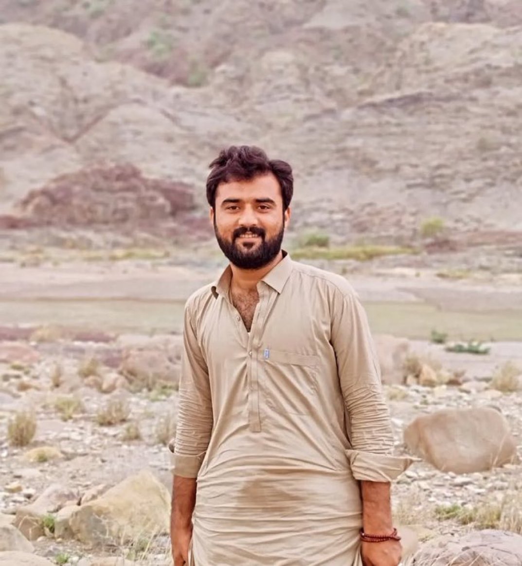 Shabbir_Baloch's tweet photo. نبیل ارمان جیسے طلبہ کی جبری گمشدگی ایک نہ ختم ہونے والی خطرناک سلسلہ  ہے۔ ہم سمجھتے ہیں کہ بلوچ طلبہ کو محض شعور رکھنے، منطق دینے اور علم حاصل کرنے کی پاداش میں جبری گمشدگی کا نشانہ بنایا جارہا ہے۔ یہ صورتحال انتہائی شدت کے ساتھ جاری و ساری ہے، جو بلوچ طلبہ میں ایک خوف اور غیر یقینی کی صورتحال پیدا کرنے کا سبب بن رہا ہے۔
نبیل ارمان بلوچ سمیت جبری گمشدگی کے شکار افراد کی باحفاظت بازیابی کی مانگ کرتے ہیں۔ اور یہ درخواست کرتے ہیں کہ جبر کا یہ سلسلہ بند کیا جائے۔
#ReleaseNabeelArman