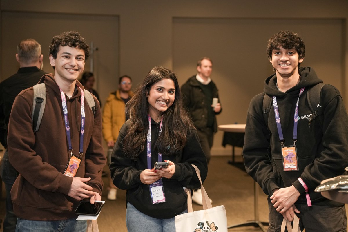 Robo Con tweet media