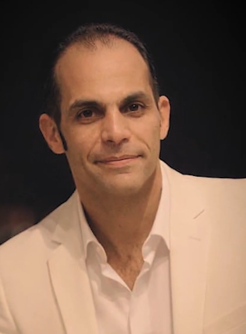 این مرد شریف ۱۹ دی برای بازداشت نشدن دختری مداخله کرد، خودش بازداشت شد. پیکرش را با تیر خلاصی که به پیشانی‌اش زده بودند ۲۸ دی تحویل دادند 🖤
#محمد_ربیعی
#IranMassacre