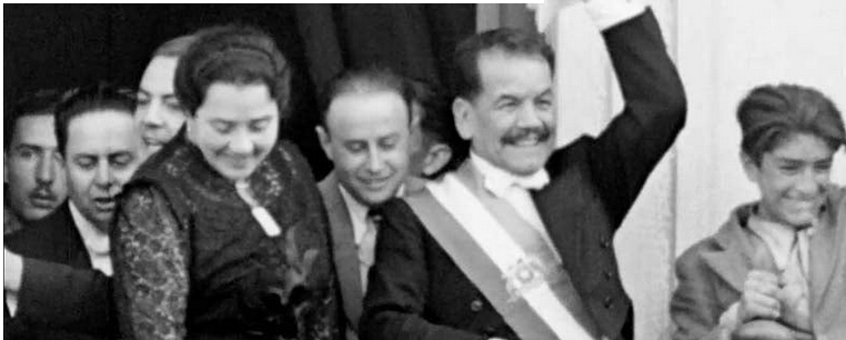 xdisegno's tweet photo. @mrhitchcok Aparte que a uno le guste Kast o no le guste, el uso del escudo no tiene nada que ver con dictadores, Pedro Aguirre Cerda lo usó en su banda también, cuando llegó a la presidencia de la República (1938-1941)  como candidato del Frente Popular, una coalición de centro-izquierda. https://t.co/IiBKf02aGU