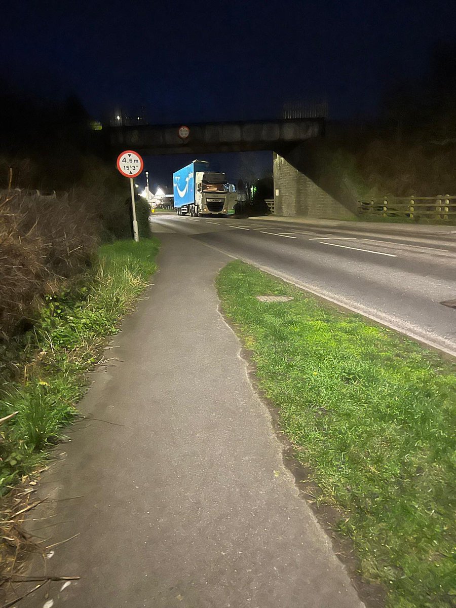 DeanWainwright2's tweet photo. Low bridge mate!  #amazon #prime https://t.co/8aPZE8s3Jo