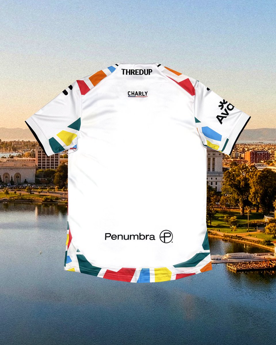 Switched it up.

If the 2025 black kit was a night mural, the 2026 Secondary is morning, vibrant, open, and forward-looking. Finished with a full-color crest and subtle mosaic detailing at the collar and sleeves, it carries Oakland’s multicultural soul into what’s next.

Shop