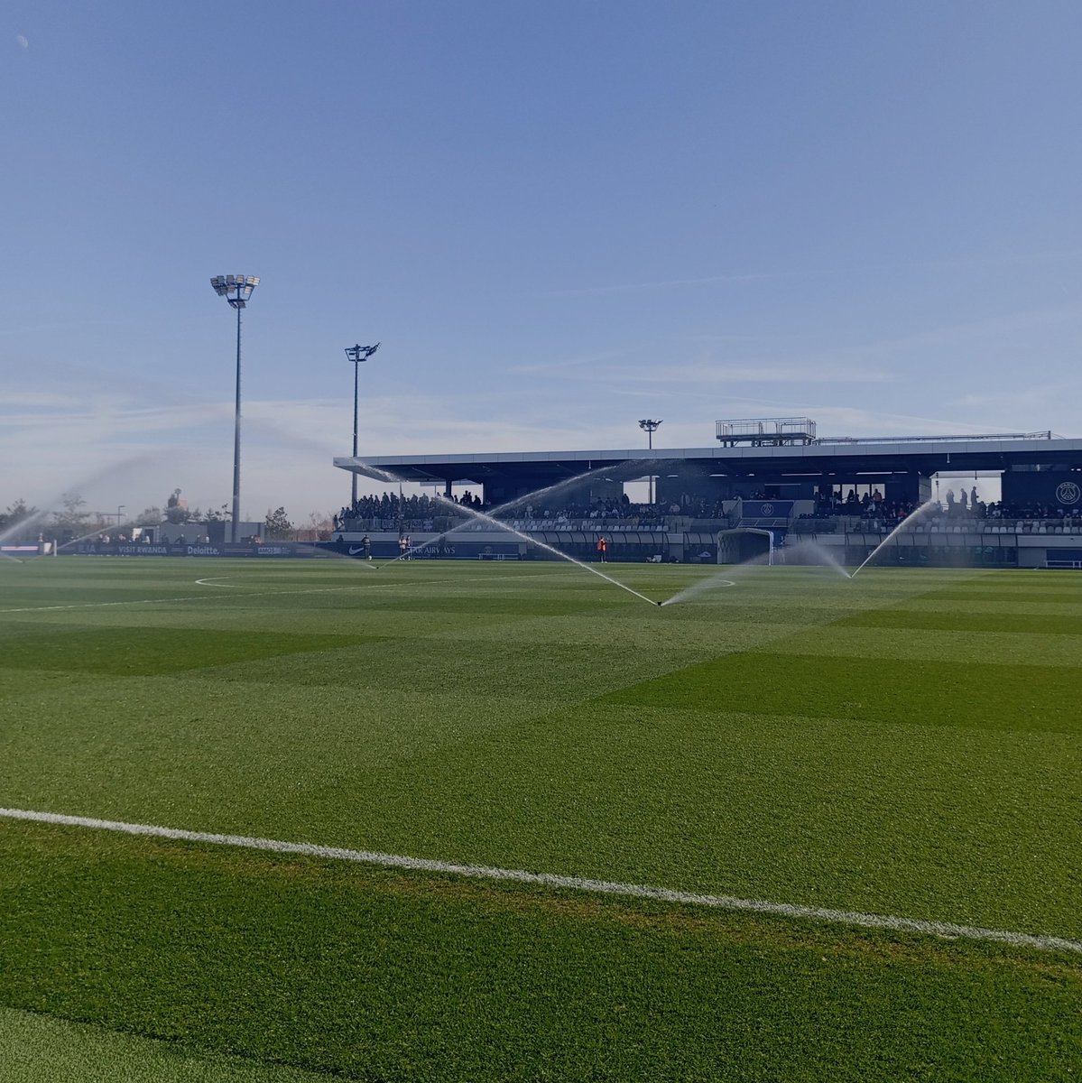 Bon, malgré la défaite de HJK aujourd'hui face au PSG, cette journée fut vraiment exceptionnelle ! 

Voir les jeunes du Klubi ici en France, c'est forcément un plaisir ! 🔥

Dédicace aux frérots <a href="/HJK_fr/">HJK France 🇫🇷</a> et <a href="/Tobias_sverige/">Tobias 🇫🇷🇸🇪</a> qui étaient présents aujourd'hui !