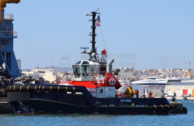 Shipguru's tweet image. #Damensongcam #2026built #tugboat #vb652 #upliftingbunkers during her #deliveryvoyage whilst #berthed at #grandharbourmalta with the #wrongcourtesyflag  - 25.02.2026 - maltashipphotos.com - NO PHOTOS can be used or manipulated without our permission @damen @TUGSPOTTERS