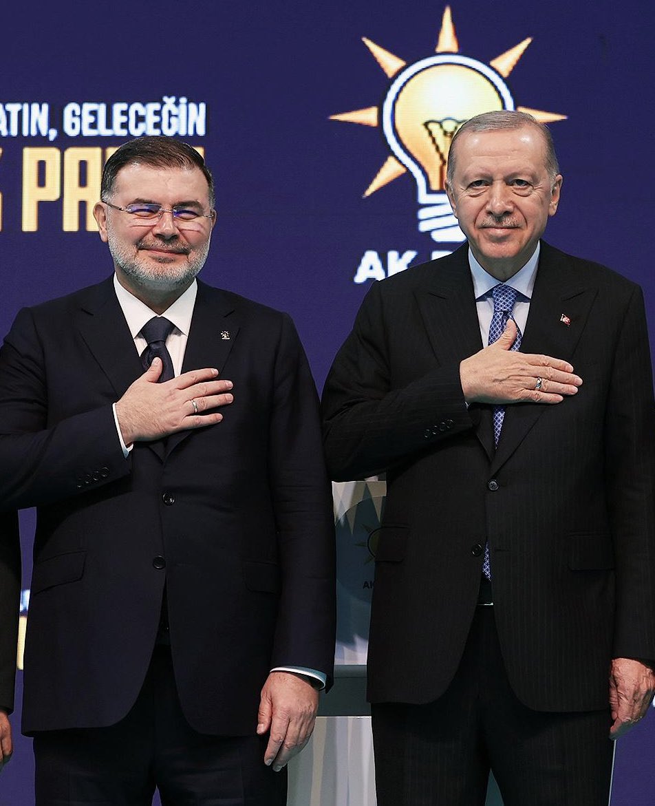 Vizyonuyla istikrar inşa eden,
milletiyle birlikte yükselen,
her biri bir eser, her biri bir milat olan adımlara imza atan;
devletin gücünü milletin duasıyla birleştiren büyük bir lider…

Millet sevdasını ömrüne nakşeden, yalnızca bir döneme değil bir asra istikamet çizen