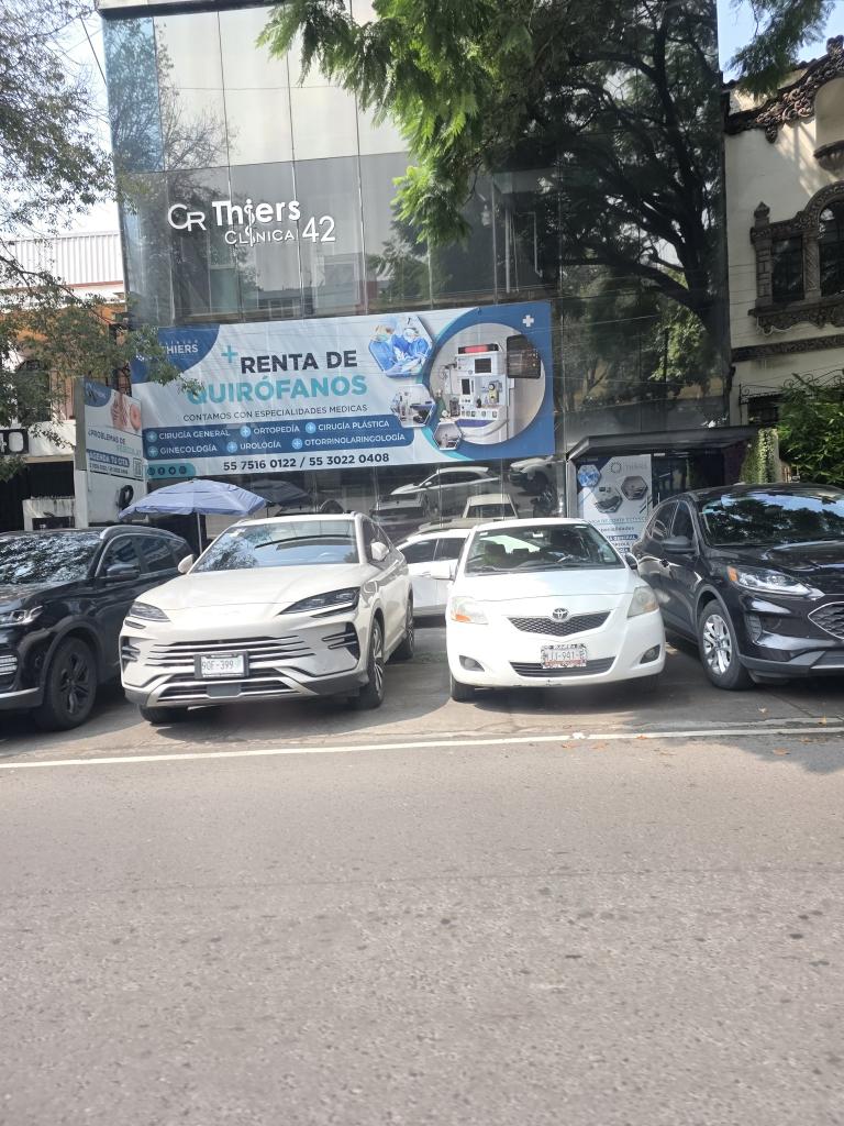 DefensaPuebloMx's tweet photo. Urge apoyo @UCS_GCDMX @OVIALCDMX para que Tránsito acuda a Av. Thiers #42 (justo frente a la "clínica Thiers 42"). La clínica se robó la banqueta como "estacionamiento privado" para sus pacientes.
Urgen multas para los autos. Y que @PAOTmx @inveacdmx sancione a la clínica!
Hoy: https://t.co/uwzUVD3Hs0